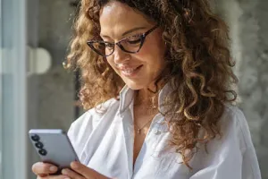 Badoo: Conexiones Auténticas con Mujeres Mayores de 40 años